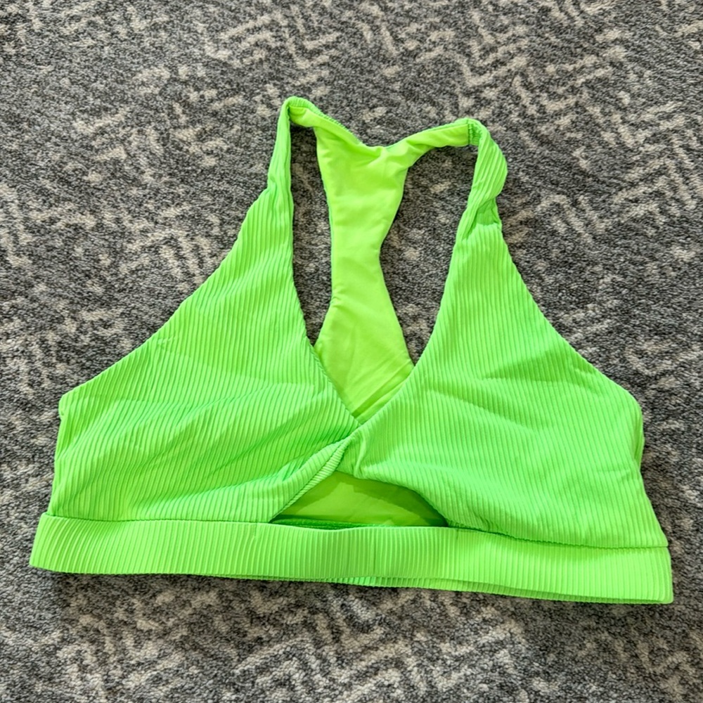 Bikini top. Twist front.